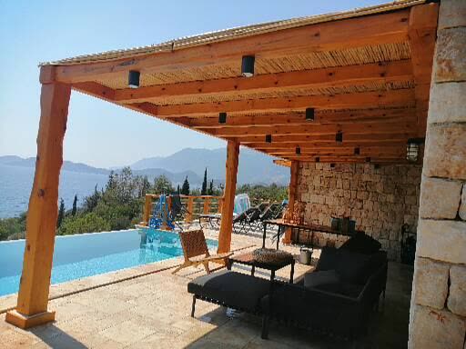 Uygulama arşivi: havuz yanındaki ahşap pergola ve oturma alanı.