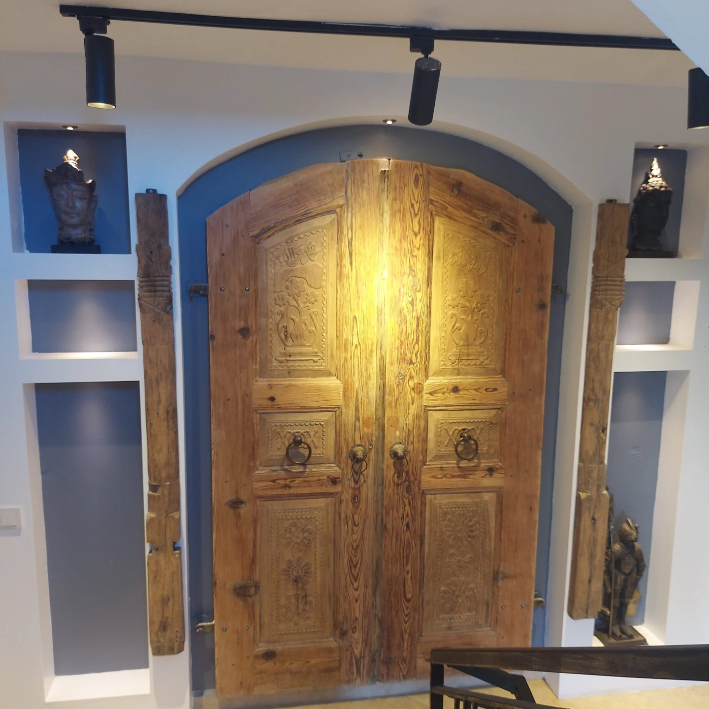Antika Ahşap Kapılar Modern Villalarda Nasıl Kullanılır?
