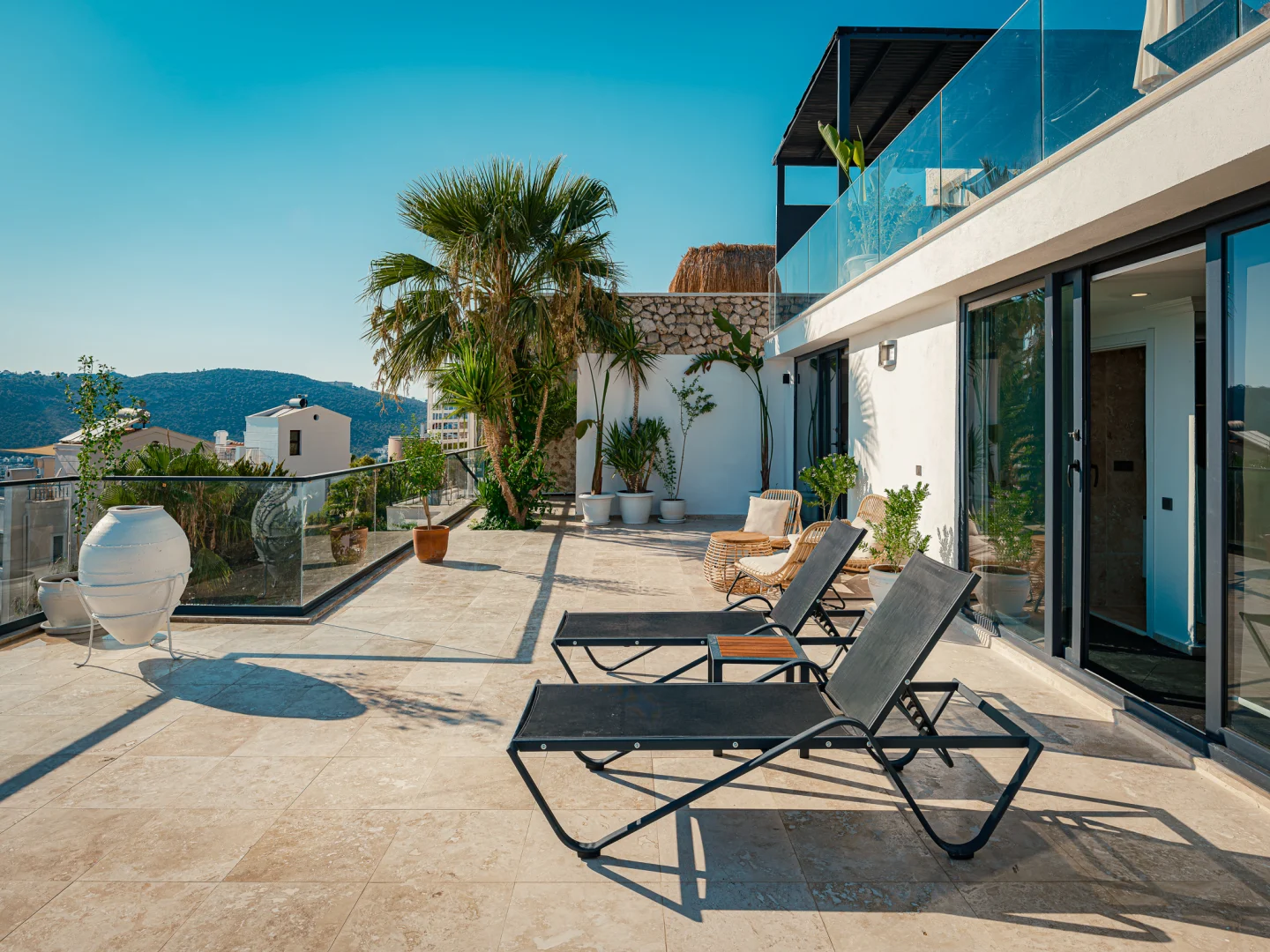 Kalkan’da Cam Balkon ve Sürme Doğrama: Manzara ile Kullanım Dengesini Kurmak