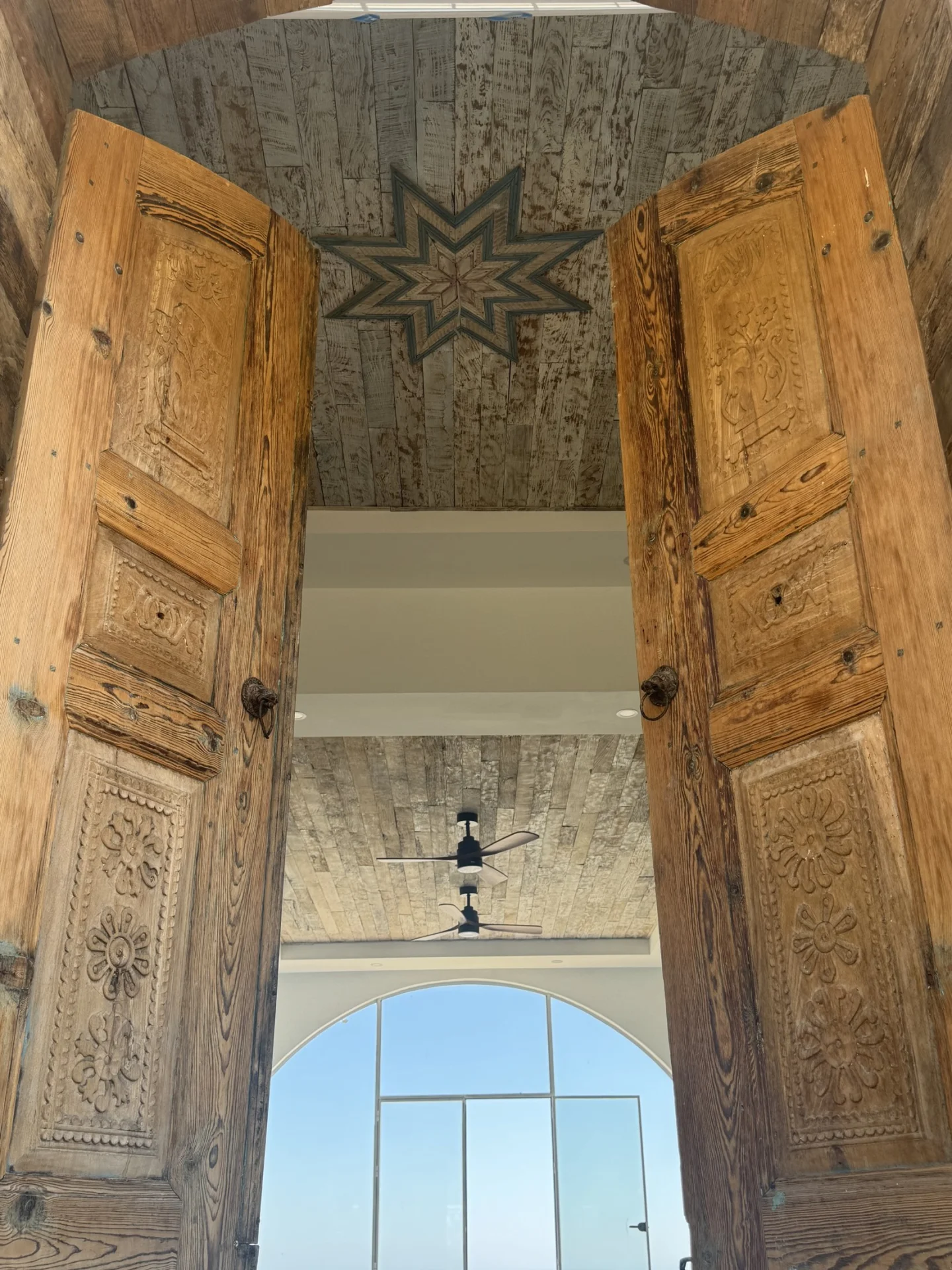 Villa Destiny Restorasyon — ahşap kapı ve tavan detayı