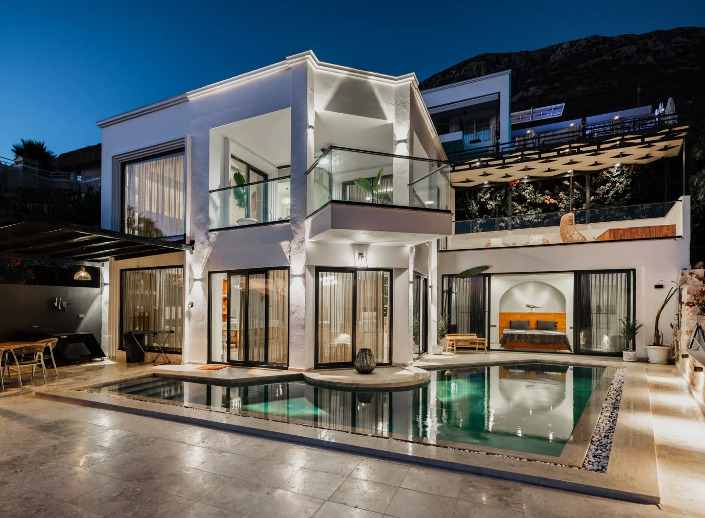 Villa Nisa Restorasyon — yenilenen villa ve havuzun akşam görünümü