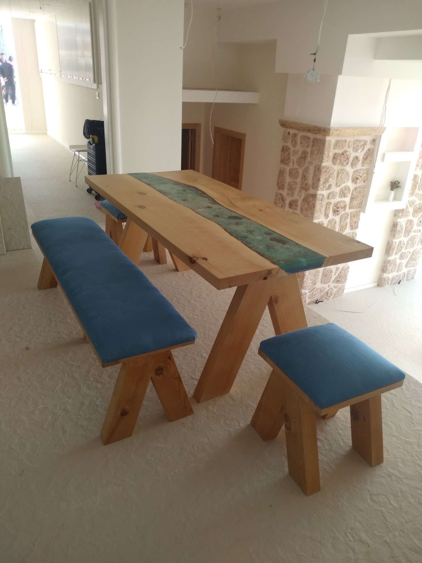 Villa Onna — ahşap yemek masası ve oturma elemanları